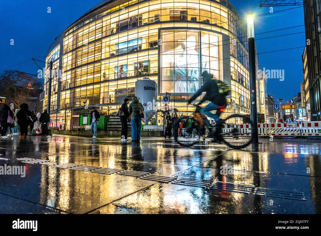 Schadowstraße, centro città, via dello shopping, zona pedonale, inverno, pioggia, negozio di abbigliamento P&C, pedoni, Düsseldorf, Renania settentrionale-Vestfalia Foto Stock