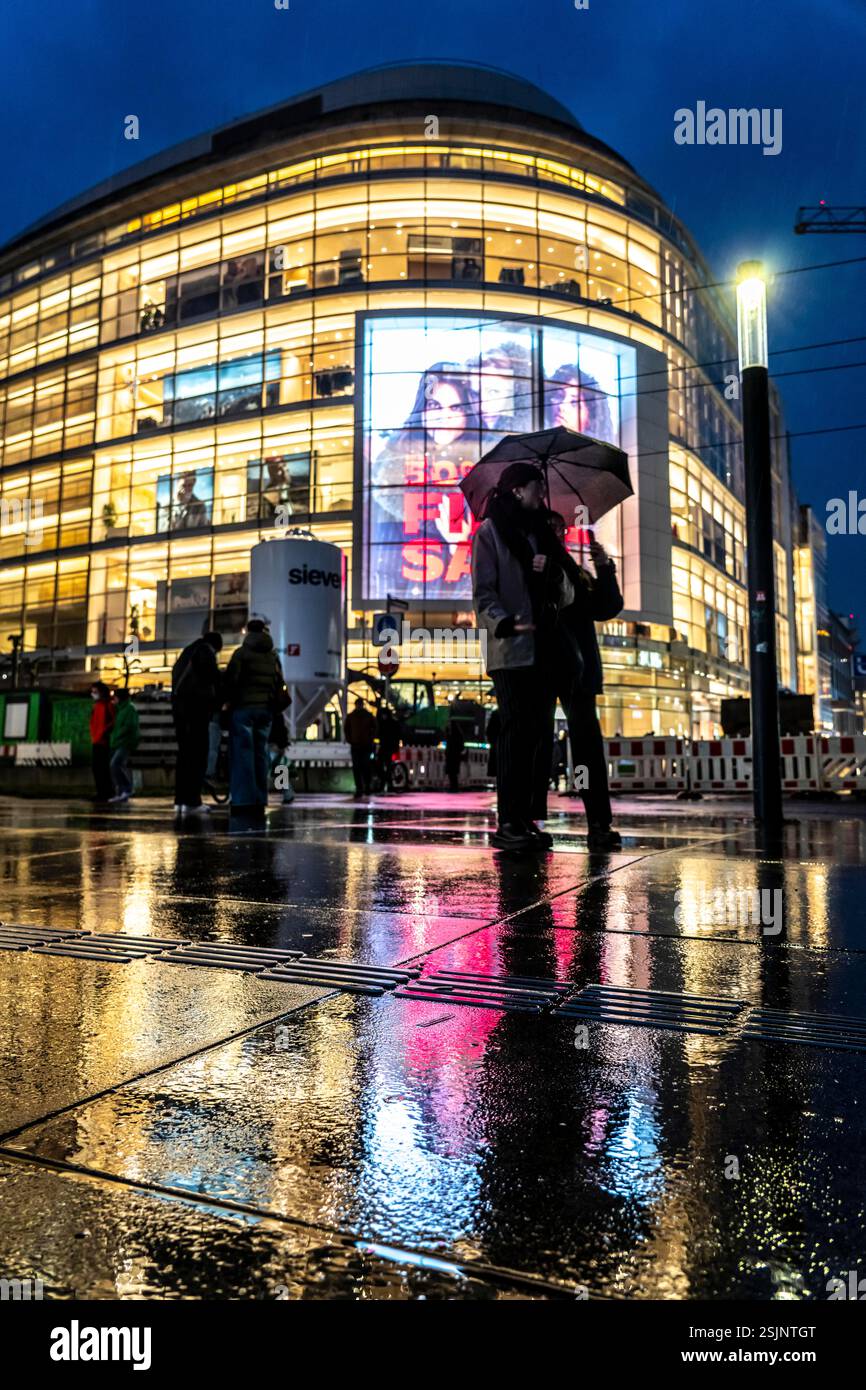 Schadowstraße, centro città, via dello shopping, zona pedonale, inverno, pioggia, negozio di abbigliamento P&C, pedoni, Düsseldorf, Renania settentrionale-Vestfalia Foto Stock
