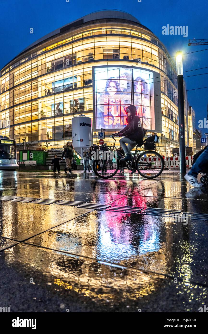 Schadowstraße, centro città, via dello shopping, zona pedonale, inverno, pioggia, negozio di abbigliamento P&C, pedoni, Düsseldorf, Renania settentrionale-Vestfalia Foto Stock