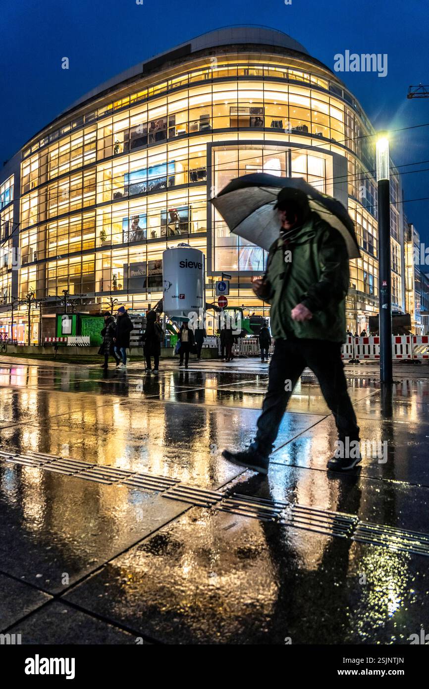 Schadowstraße, centro città, via dello shopping, zona pedonale, inverno, pioggia, negozio di abbigliamento P&C, pedoni, Düsseldorf, Renania settentrionale-Vestfalia Foto Stock