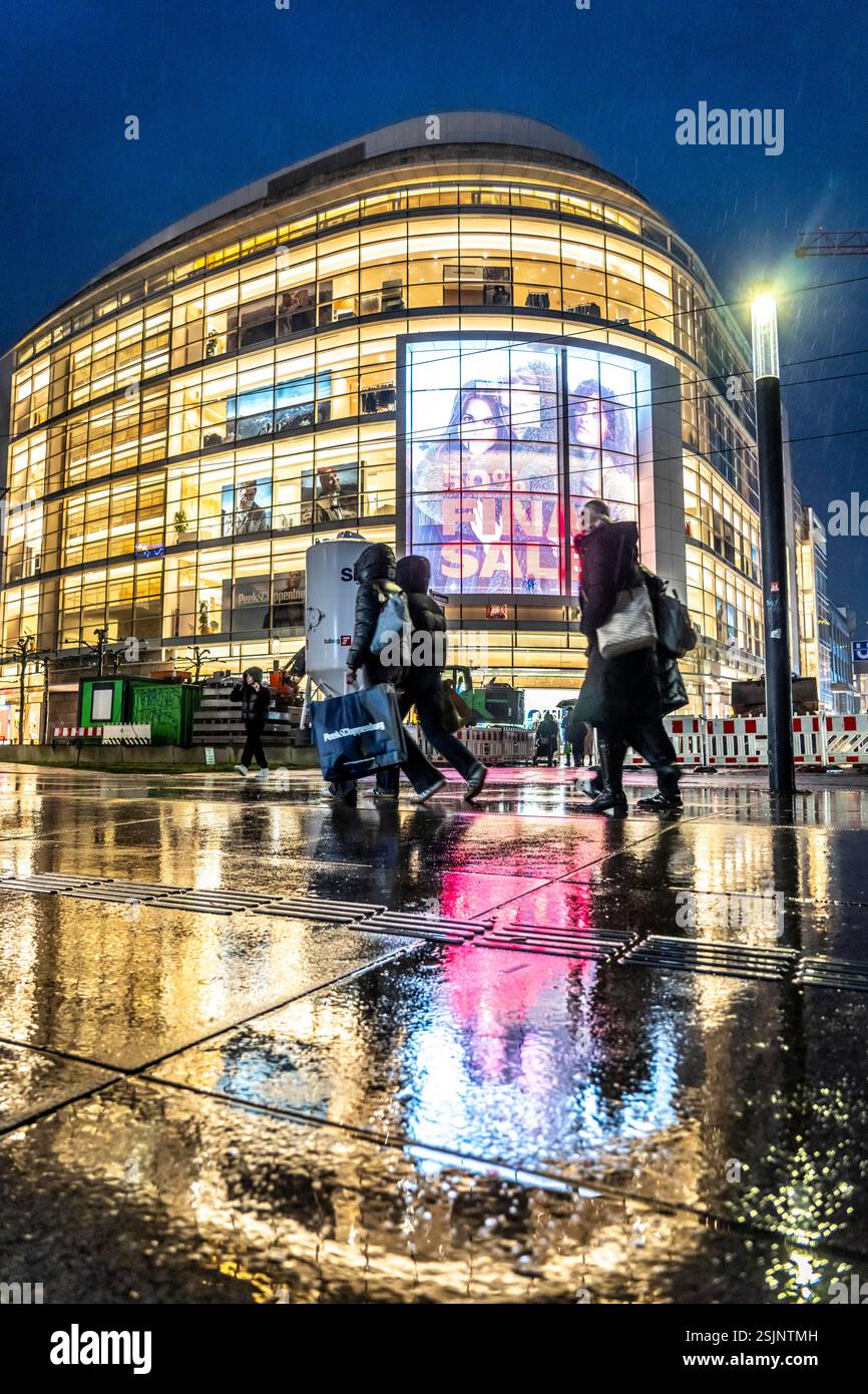 Schadowstraße, centro città, via dello shopping, zona pedonale, inverno, pioggia, negozio di abbigliamento P&C, pedoni, Düsseldorf, Renania settentrionale-Vestfalia Foto Stock