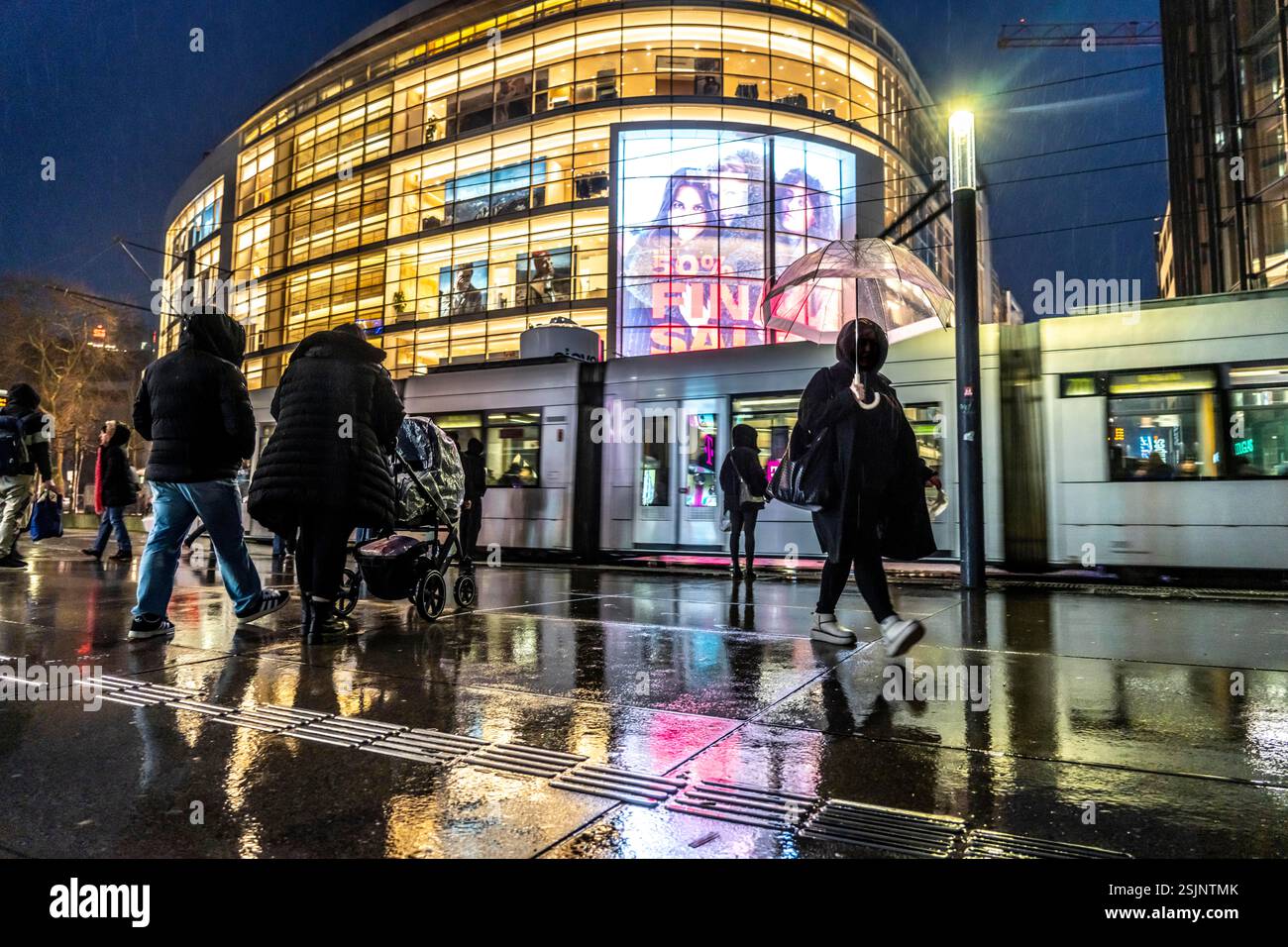 Schadowstraße, centro città, via dello shopping, zona pedonale, inverno, pioggia, negozio di abbigliamento P&C, pedoni, Düsseldorf, Renania settentrionale-Vestfalia Foto Stock