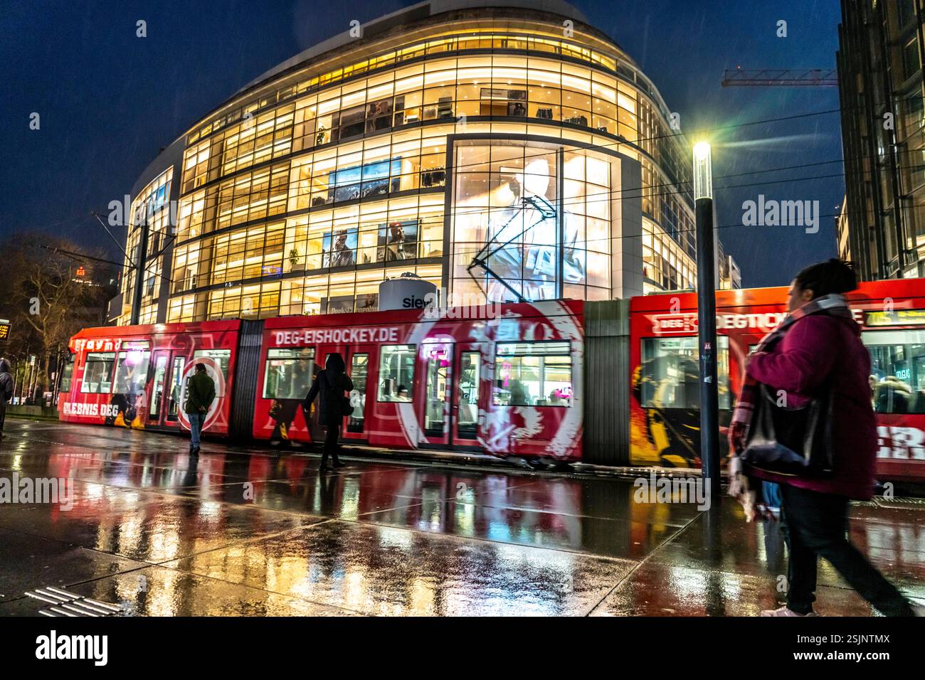 Schadowstraße, centro città, via dello shopping, zona pedonale, inverno, pioggia, negozio di abbigliamento P&C, pedoni, Düsseldorf, Renania settentrionale-Vestfalia Foto Stock