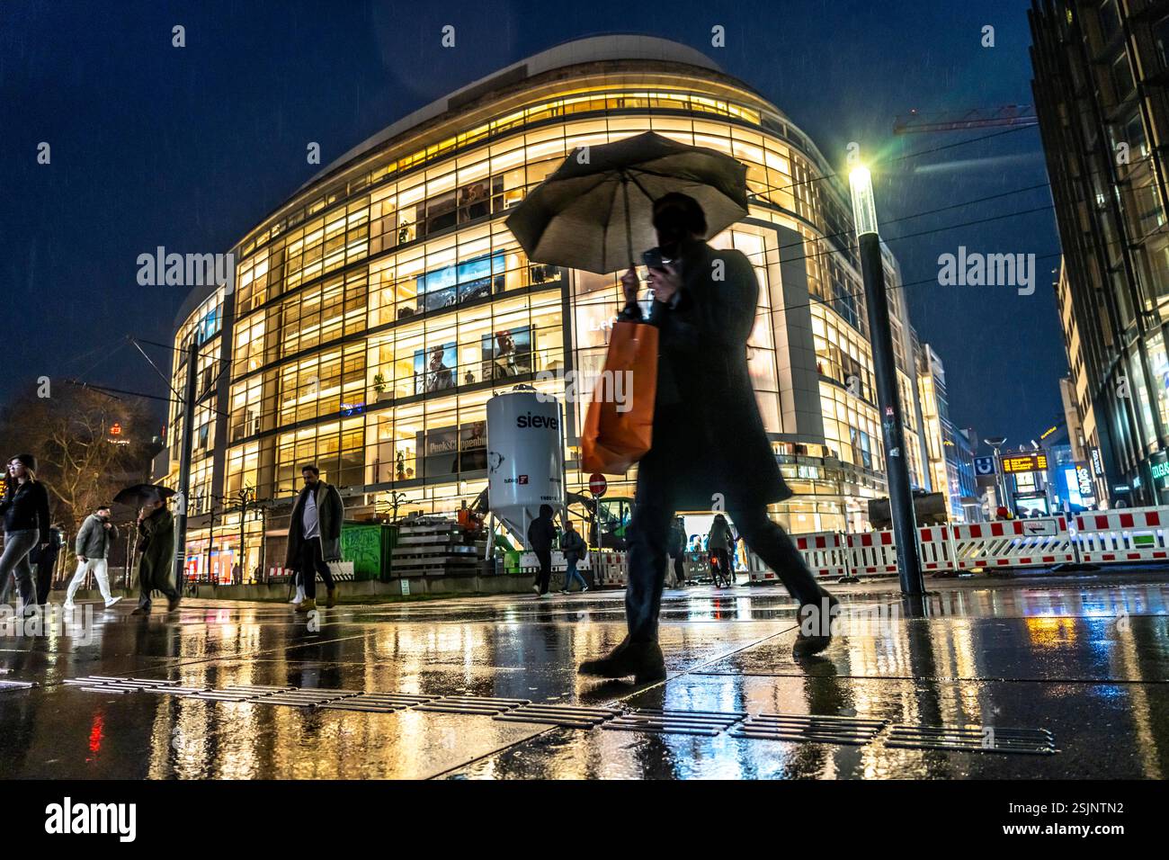 Schadowstraße, centro città, via dello shopping, zona pedonale, inverno, pioggia, negozio di abbigliamento P&C, pedoni, Düsseldorf, Renania settentrionale-Vestfalia Foto Stock