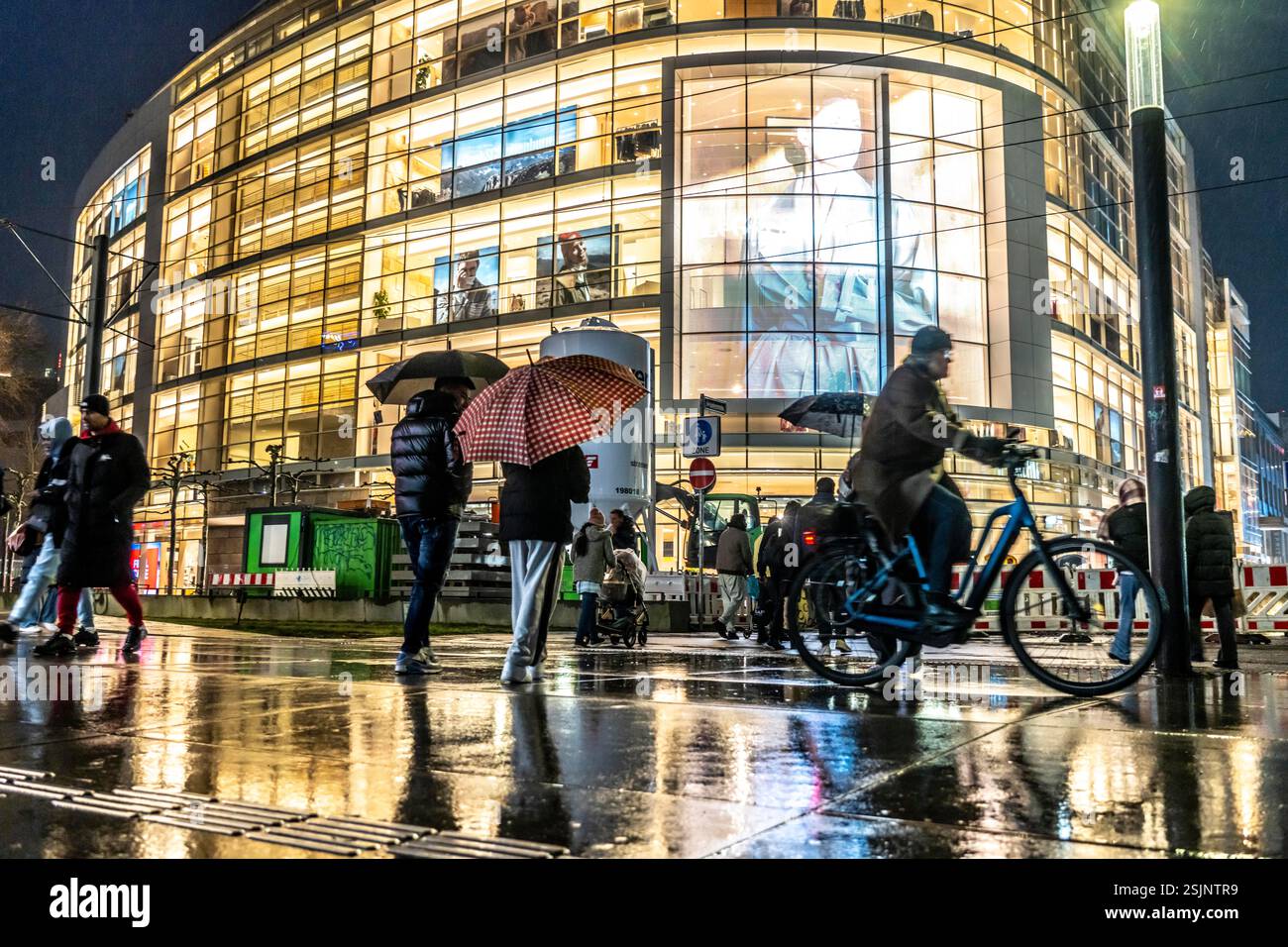 Schadowstraße, centro città, via dello shopping, zona pedonale, inverno, pioggia, negozio di abbigliamento P&C, pedoni, Düsseldorf, Renania settentrionale-Vestfalia Foto Stock