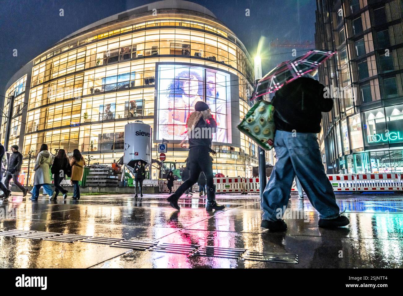 Schadowstraße, centro città, via dello shopping, zona pedonale, inverno, pioggia, negozio di abbigliamento P&C, pedoni, Düsseldorf, Renania settentrionale-Vestfalia Foto Stock