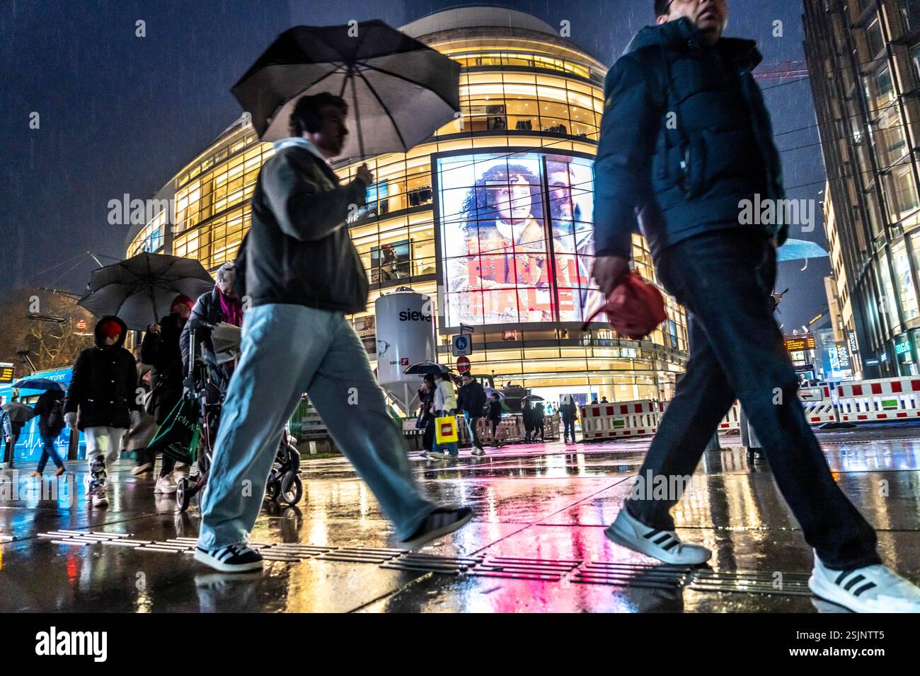 Schadowstraße, centro città, via dello shopping, zona pedonale, inverno, pioggia, negozio di abbigliamento P&C, pedoni, Düsseldorf, Renania settentrionale-Vestfalia Foto Stock