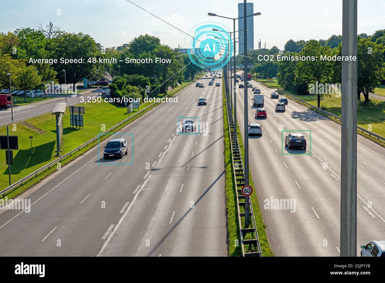 Autostrada futuristica in una città moderna con controllo del traffico ai, indicatori di velocità digitali, dati sulle emissioni di CO2 e analisi del flusso dei veicoli in tempo reale, surrou Foto Stock
