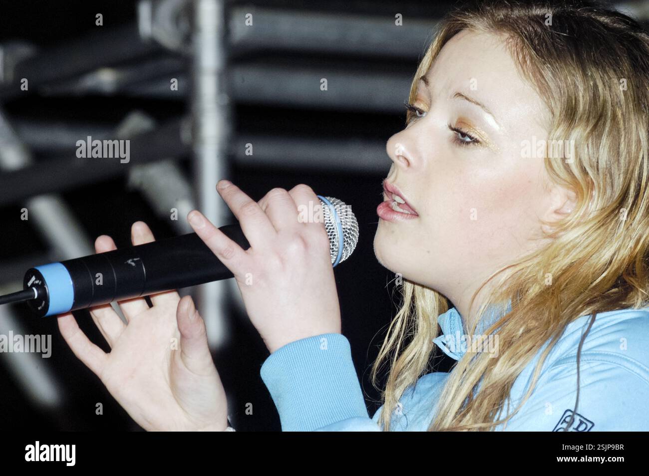 ROSIE RIBBONS, CONCERTO SCOLASTICO, 2003: La pop star gallese Rosie Ribbons suona un concerto alla Radyr Comprehensive School vicino a Cardiff, Galles, Regno Unito, l'11 marzo 2003. Foto: Rob Watkins. INFO: Rosemary 'Rosie' Ribbons (Londra, 22 luglio 1983) è una cantautrice gallese. Ha raggiunto la fama diventando una delle finaliste del talent show ITV1 Pop Idol. Successivamente, ha continuato ad avere due top 20 nel Regno Unito. Più tardi si trasferì in Australia per continuare la sua carriera di cantante. Foto Stock