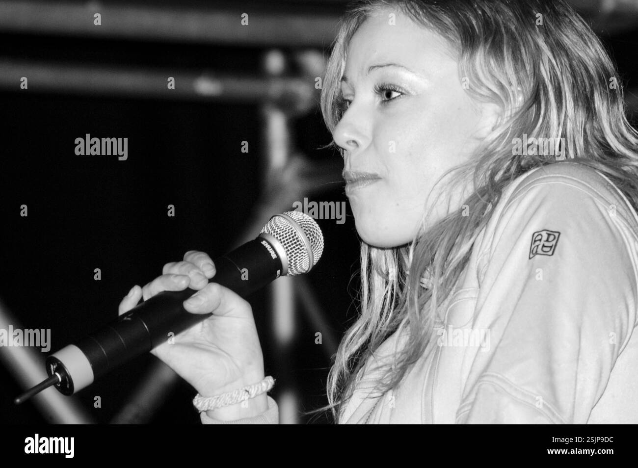 ROSIE RIBBONS, CONCERTO SCOLASTICO, 2003: La pop star gallese Rosie Ribbons suona un concerto alla Radyr Comprehensive School vicino a Cardiff, Galles, Regno Unito, l'11 marzo 2003. Foto: Rob Watkins. INFO: Rosemary 'Rosie' Ribbons (Londra, 22 luglio 1983) è una cantautrice gallese. Ha raggiunto la fama diventando una delle finaliste del talent show ITV1 Pop Idol. Successivamente, ha continuato ad avere due top 20 nel Regno Unito. Più tardi si trasferì in Australia per continuare la sua carriera di cantante. Foto Stock