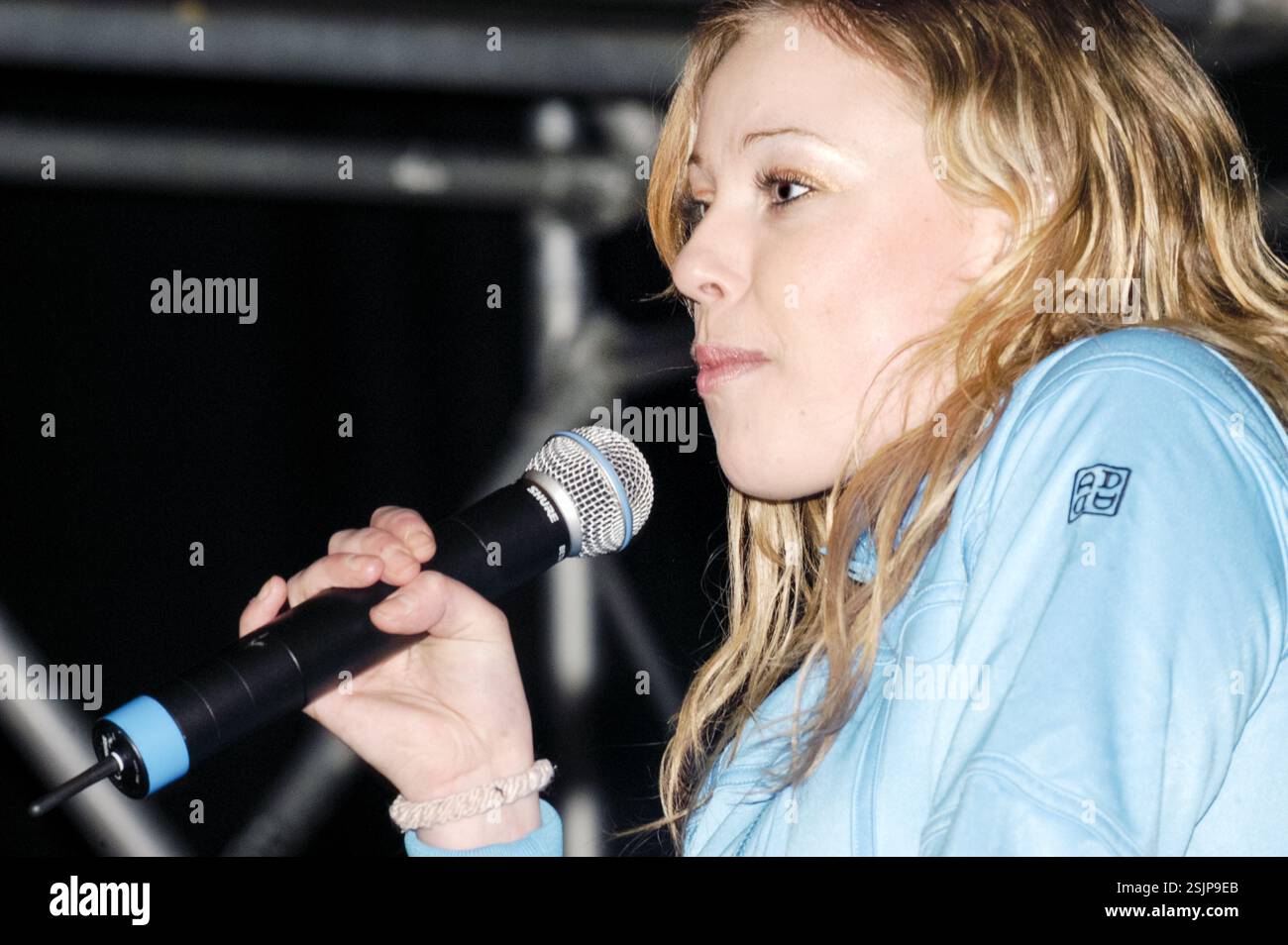 ROSIE RIBBONS, CONCERTO SCOLASTICO, 2003: La pop star gallese Rosie Ribbons suona un concerto alla Radyr Comprehensive School vicino a Cardiff, Galles, Regno Unito, l'11 marzo 2003. Foto: Rob Watkins. INFO: Rosemary 'Rosie' Ribbons (Londra, 22 luglio 1983) è una cantautrice gallese. Ha raggiunto la fama diventando una delle finaliste del talent show ITV1 Pop Idol. Successivamente, ha continuato ad avere due top 20 nel Regno Unito. Più tardi si trasferì in Australia per continuare la sua carriera di cantante. Foto Stock