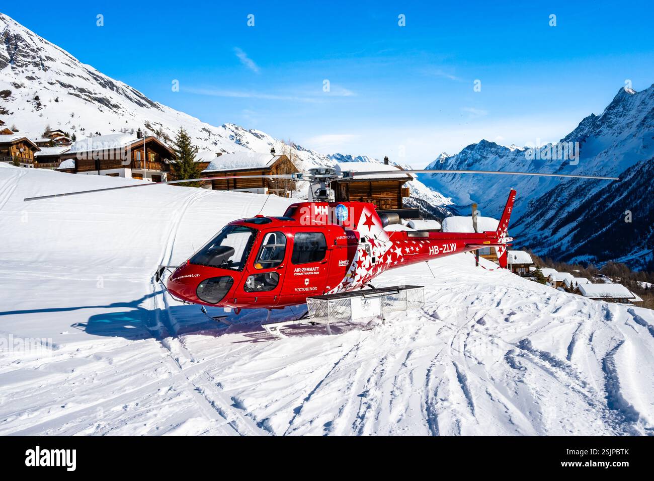 WILER, SVIZZERA - 14 febbraio 2024: Elicottero di salvataggio pronto per l'uso nella stazione sciistica invernale, Loetschental Valley, Svizzera. Foto Stock