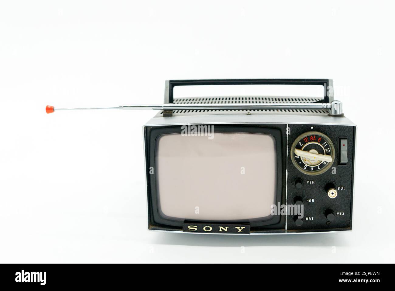 Micro TV Vintage Sony da 303 W, 1959, con un'antenna su uno sfondo bianco semplice che mostra un design retrò e uno stile classico Foto Stock