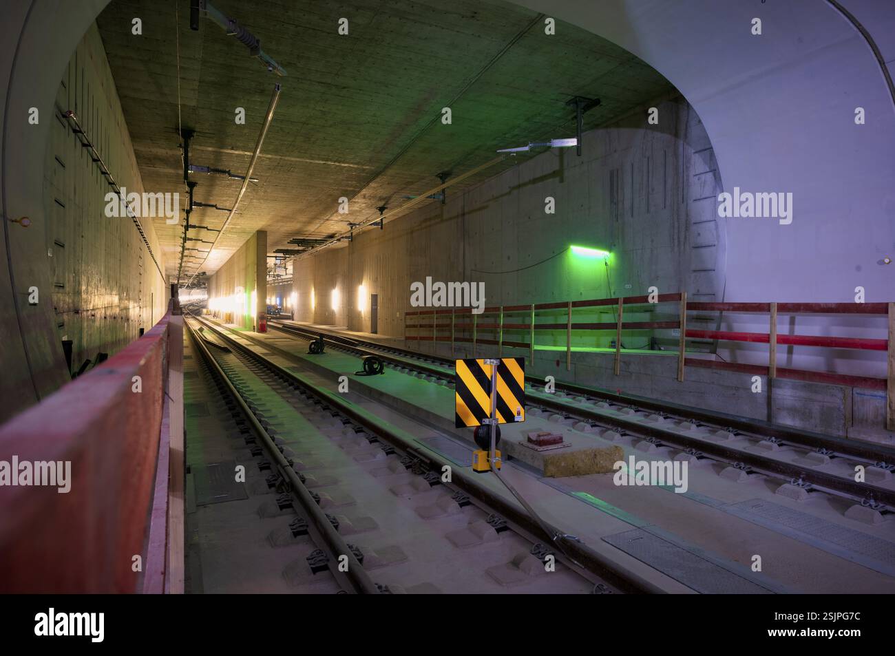 Binari, binari in cemento, tunnel, cantiere, progetto ferroviario sotterraneo Stoccarda 21, stazione centrale, Stoccarda, Baden-Wuerttemberg, Germa Foto Stock