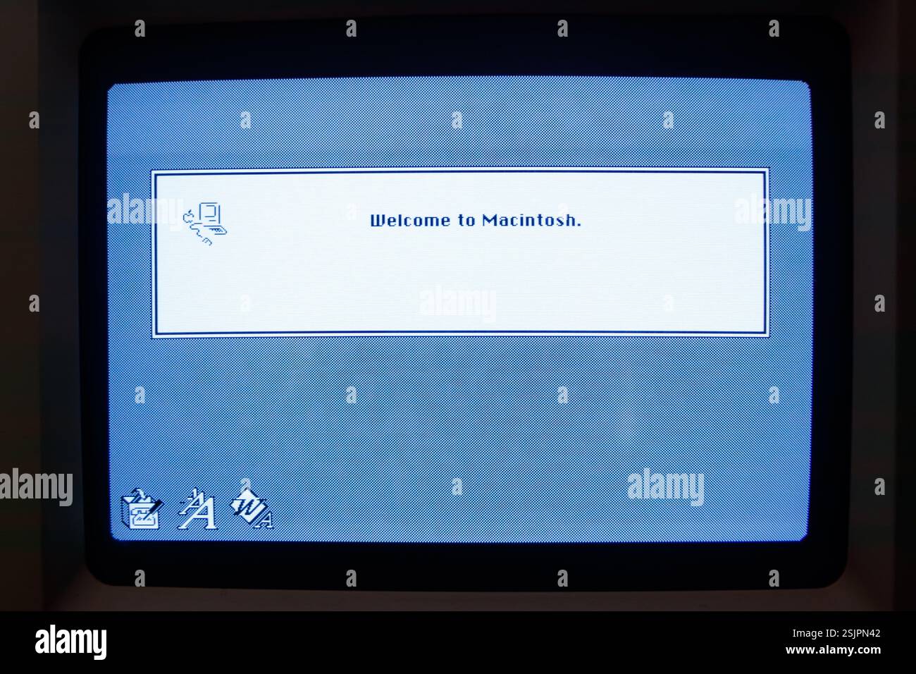 Schermata del computer Macintosh Mac Classic vintage che visualizza il messaggio "Benvenuti in Macintosh" nella classica interfaccia in bianco e nero Foto Stock