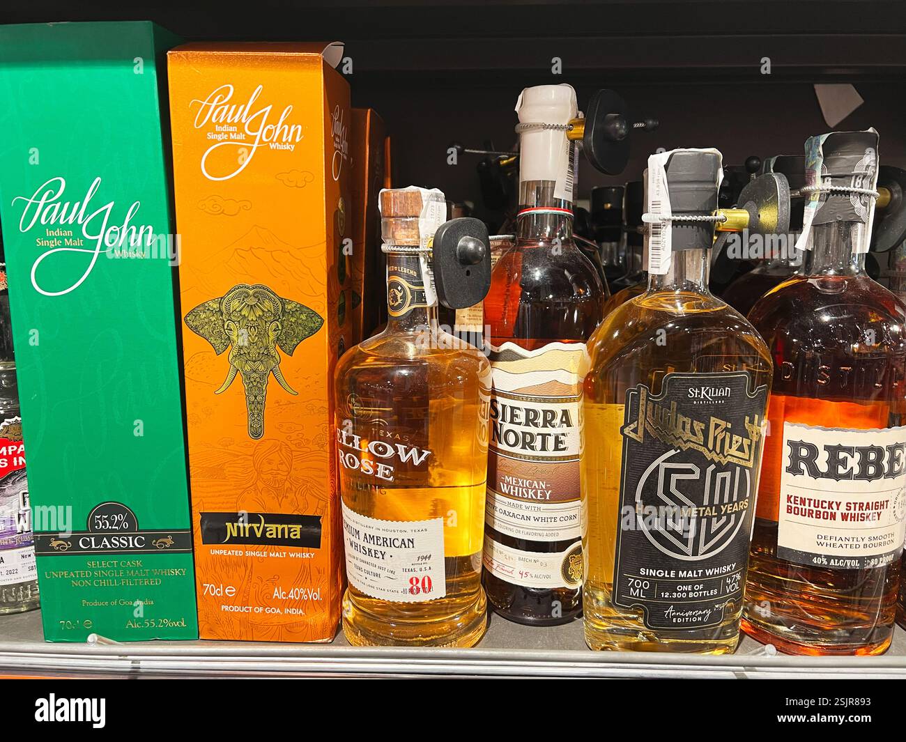 Kiev, Ucraina - 11 febbraio 2025: Varie marche di bottiglie di whisky esposte sullo scaffale di un negozio per l'acquisto. Foto Stock