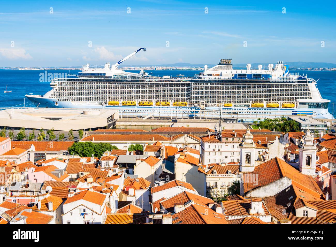 Nave da crociera ancorata al porto di Lisbona con lo skyline del quartiere di Alfama in primo piano, il più antico quartiere di Lisbona in Portogallo Foto Stock