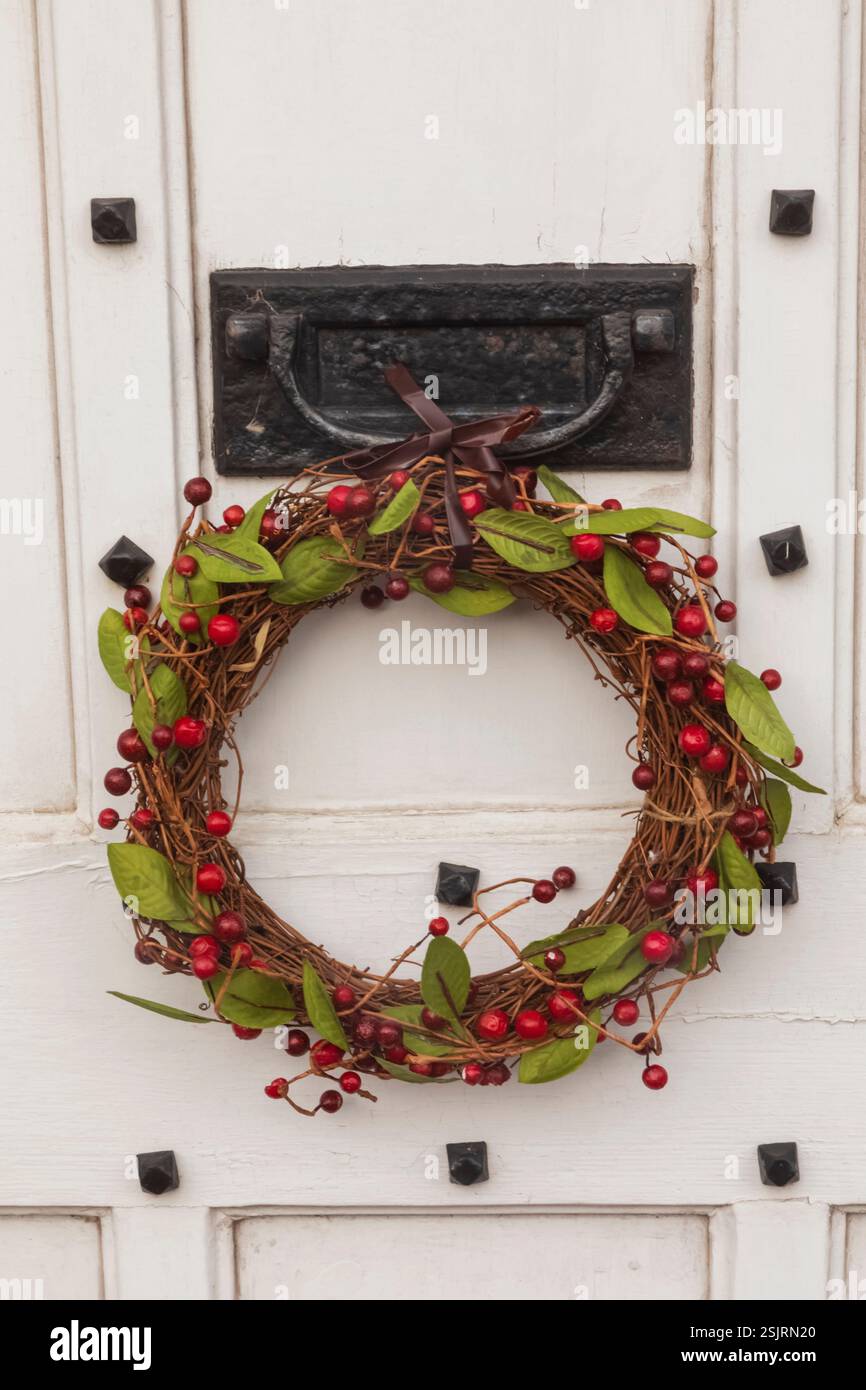 Inghilterra, Kent, Chilham, corona di Natale appesa alla porta Foto Stock