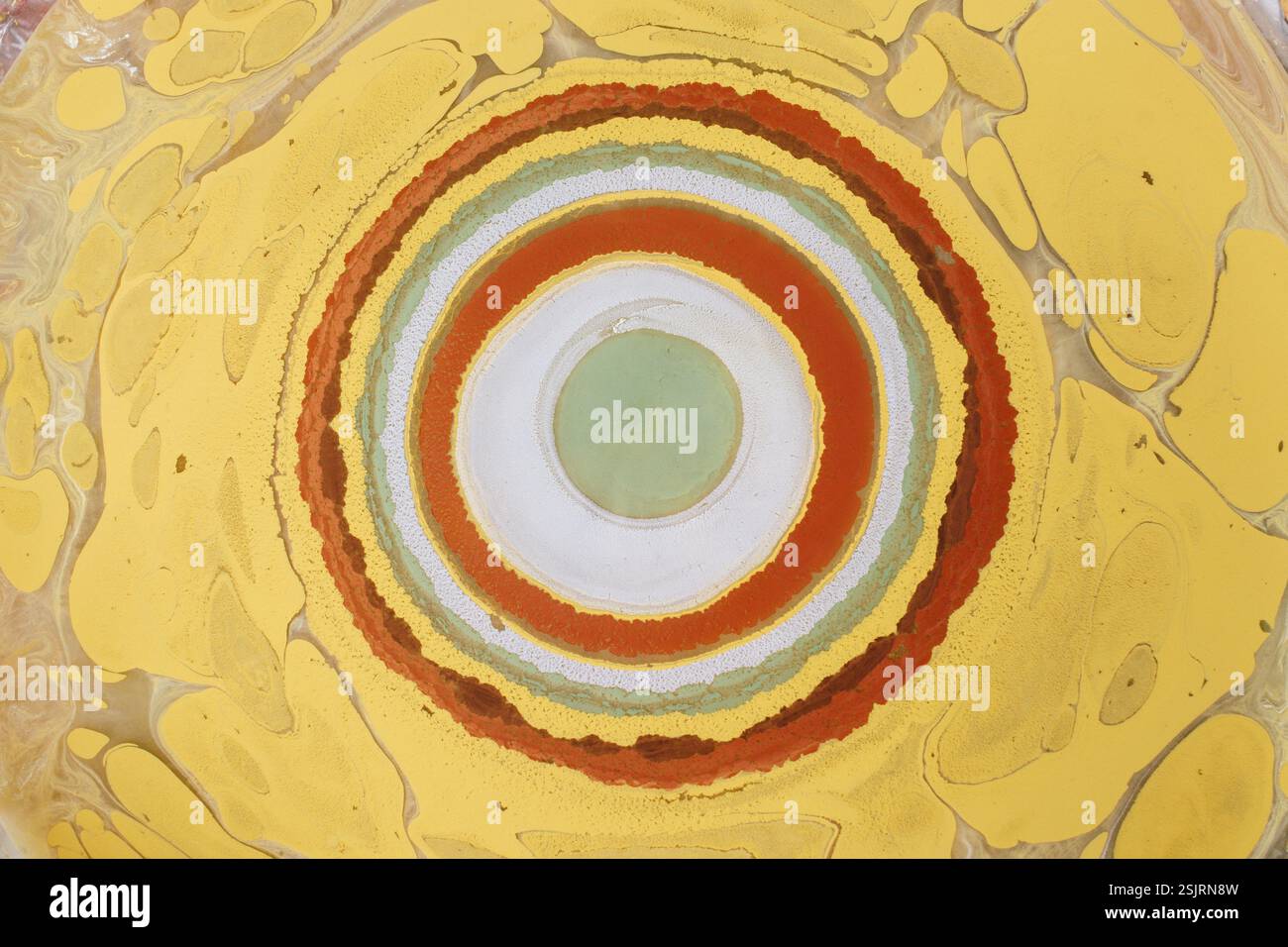 Bella arte astratta di tecniche di pittura di marbling Ebru sull'acqua con vernici acriliche Foto Stock