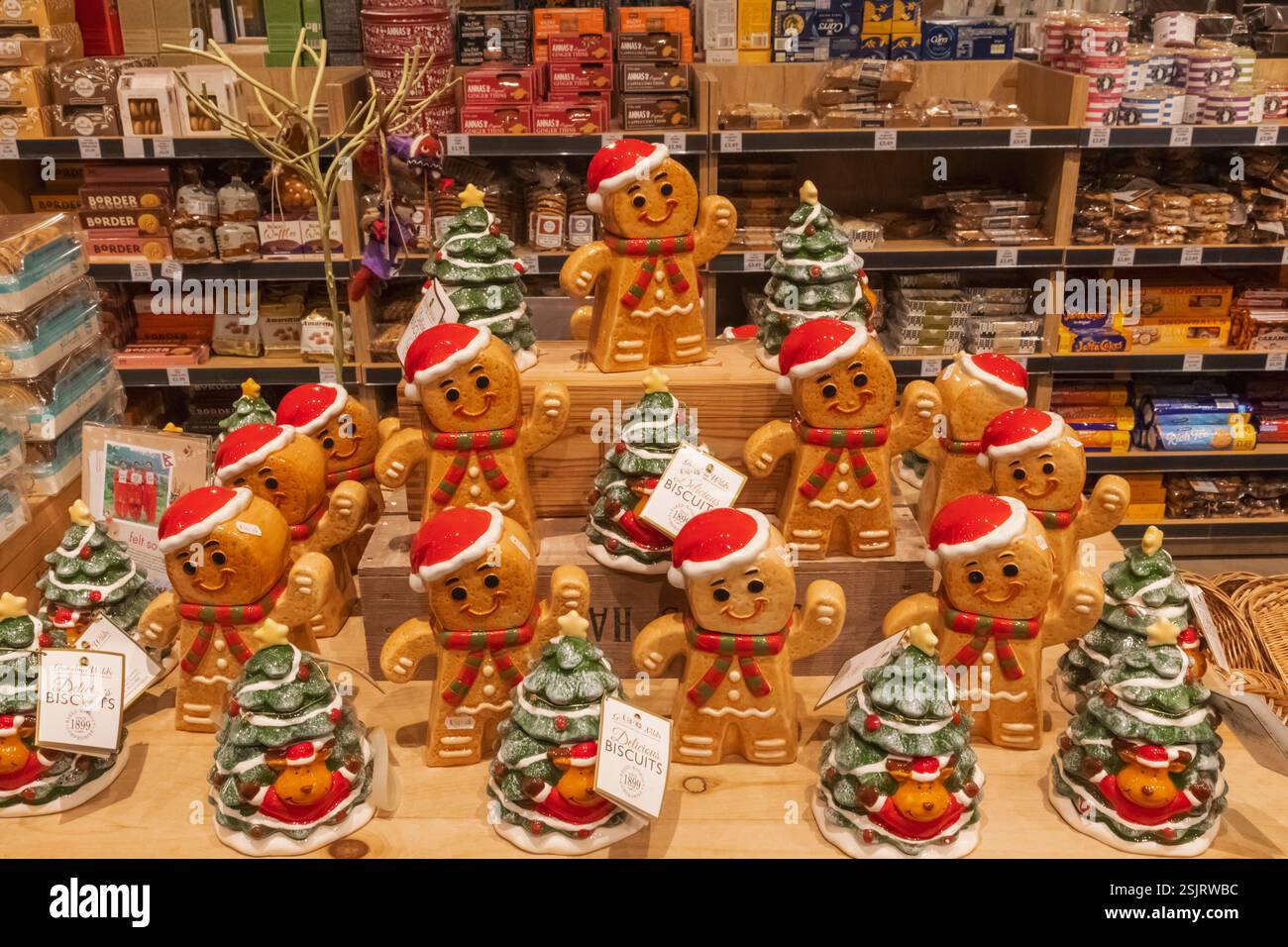 Inghilterra, Kent, Wingham, Gibsons Farm Shop e Food Hall, colorata mostra natalizia di scatole di biscotti Foto Stock