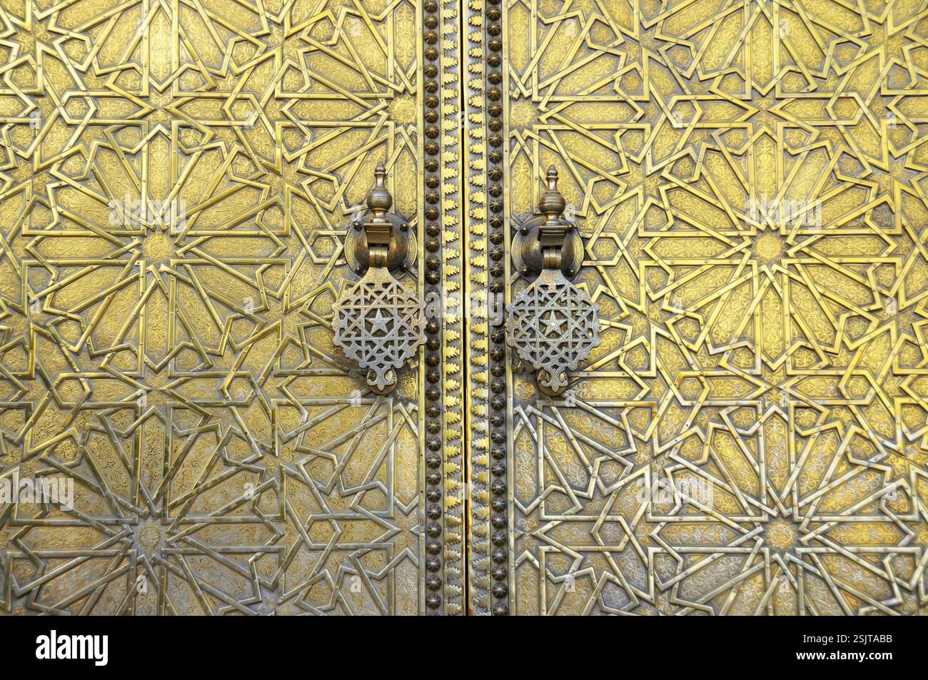 Portale progettato ad arte Dar el-Makhzen Place des Alaouites Fes El-Jdid, area di ingresso del palazzo reale, primo piano di una porta dorata con complesso geo Foto Stock
