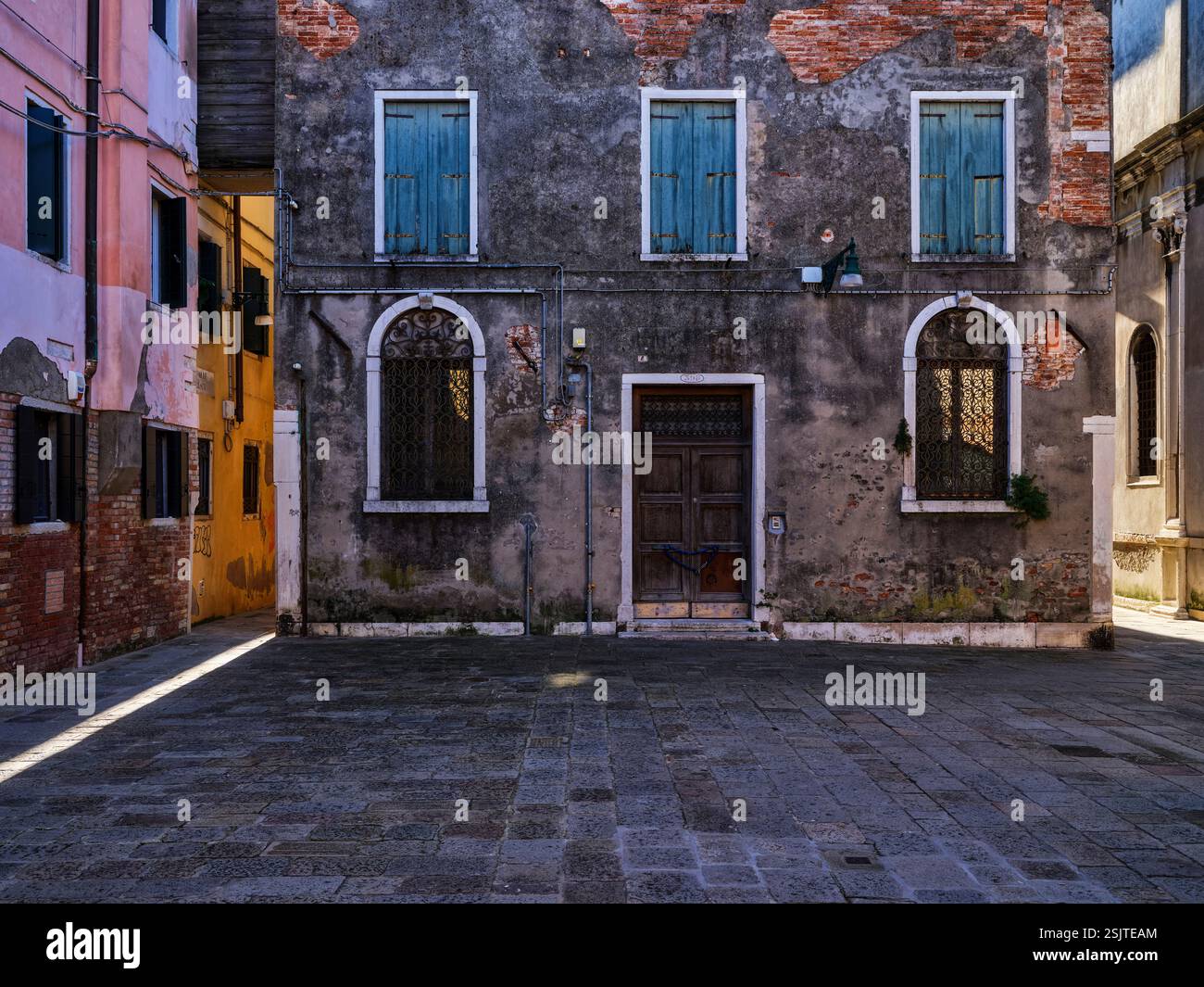 Sulla strada a Dorsoduro, Venezia, Italia Foto Stock