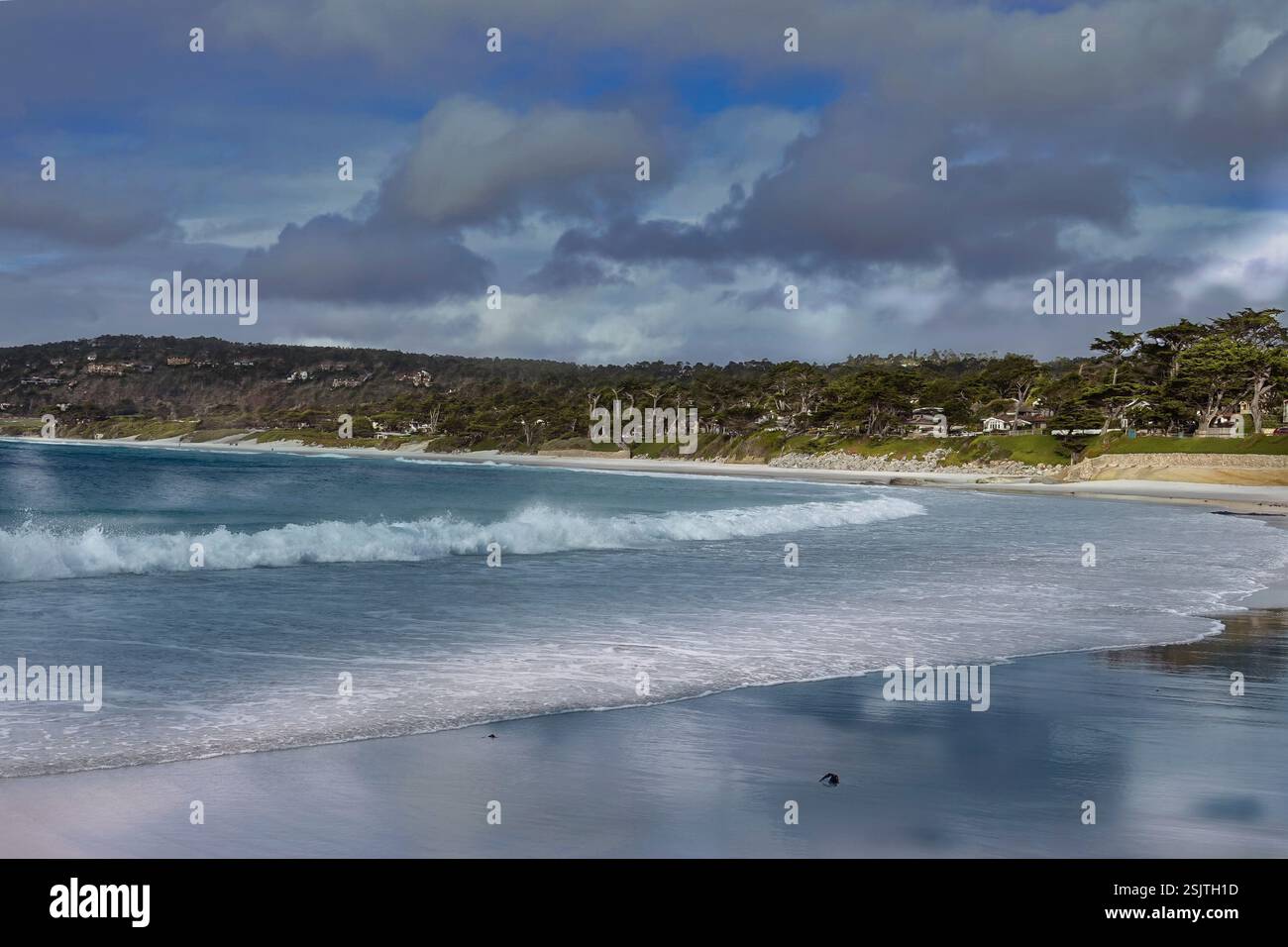 Carmel, California, USA - 6 febbraio 2025 Carmel Beach, affacciata a nord e al famoso Pebble Beach Golf Links California, USA Foto Stock