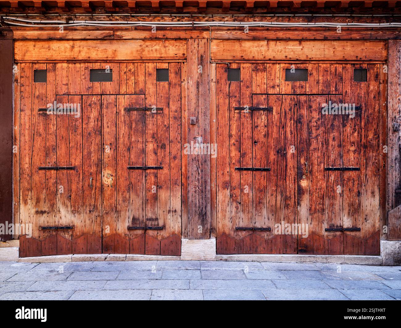 Vicoli vicino a Rialto, porte di legno, Venezia, Italia Foto Stock