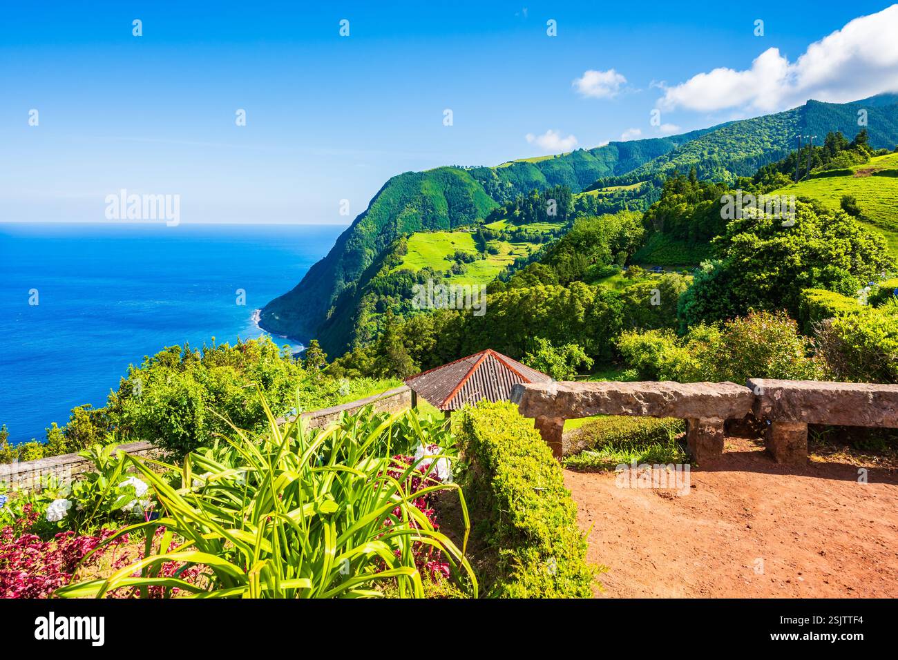 Giardini tropicali sulla costa oceanica con verdi scogliere nel parco di Ponta do Sossego, isola di Sao Miguel, Azzorre, Portogallo Foto Stock
