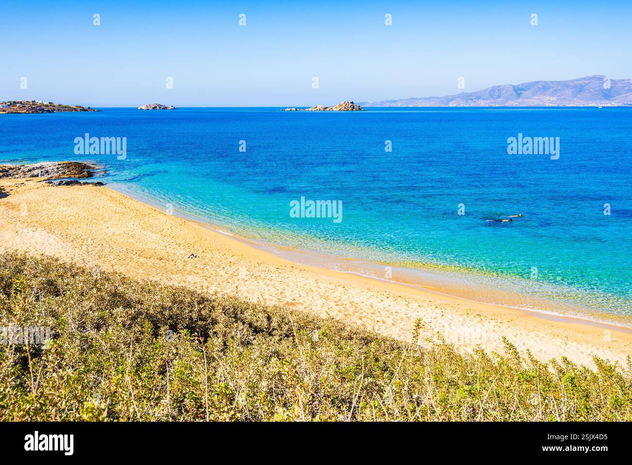 Meravigliosa spiaggia sabbiosa della baia di Orkos e calmo mare azzurro Foto Stock