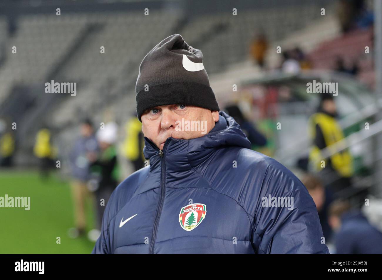 Allenatore Tomasz Tulacz del Puszcza Niepolomice visto durante la partita di calcio PKO BP Ekstraklasa 2024/2025 tra Puszcza Niepolomice e Zaglebie Lubin allo Stadio di Cracovia. Punteggio finale: Puszcza Niepolomice 1:2 Zaglebie Lubin. Foto Stock