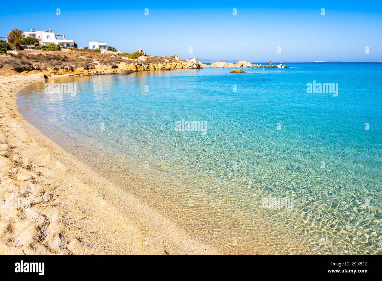 Idilliaca spiaggia sabbiosa della baia di Orkos e acque cristalline e cristalline, isola di Naxos, Cicladi, Grecia Foto Stock