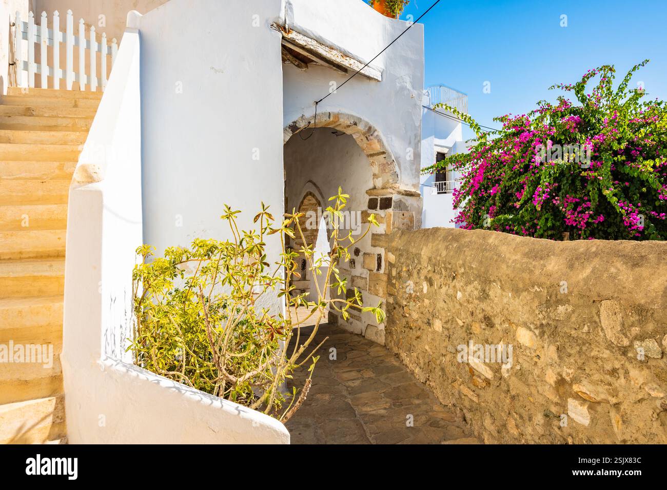 Strada stretta della parte storica del villaggio di Chora, isola di Naxos, Cicladi, Grecia Foto Stock