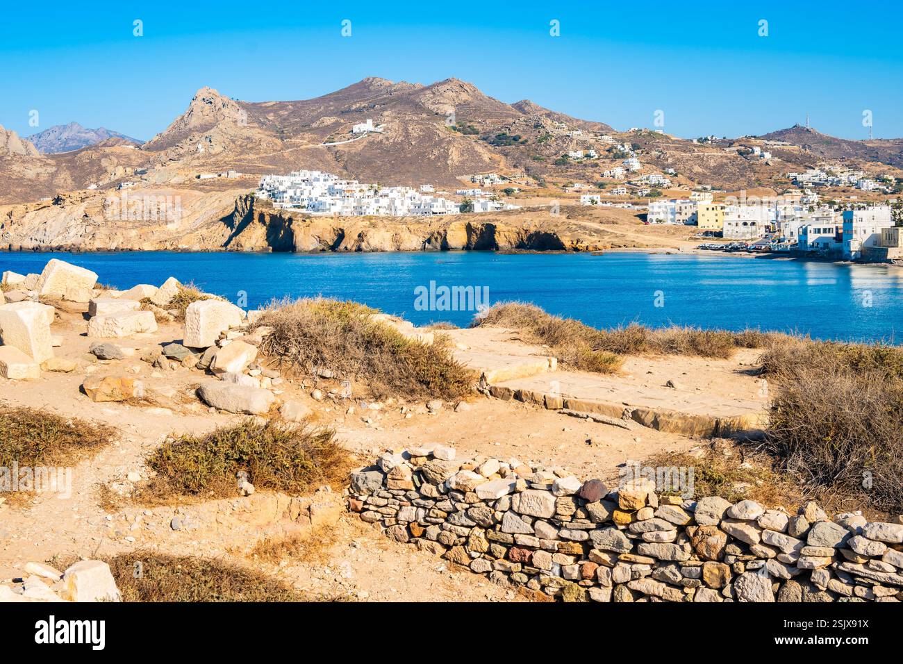 Vista della costa marittima e delle montagne dalla collina di Portara vicino al porto di Naxos, all'isola di Naxos, alle Cicladi, in Grecia Foto Stock