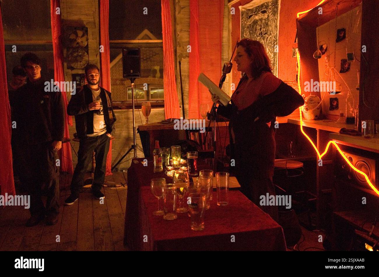 Lettura di poesie del poeta gallese in una sala da pub quasi vuota di Roath Park. Fa parte del Made in Spring Roath, festival annuale delle arti della comunità. Roath Cardiff, Galles anni '2014 2010 UK HOMER SYKES Foto Stock