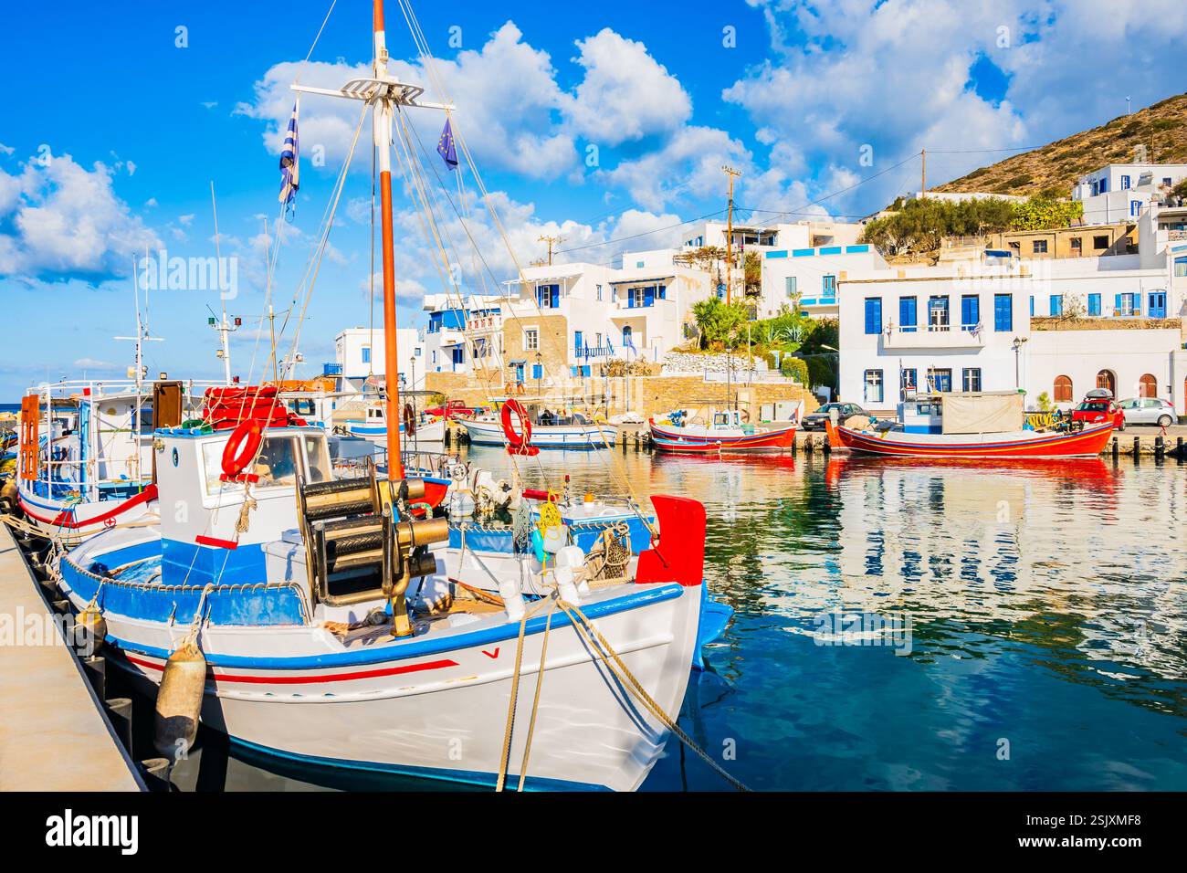Colorate barche da pesca ancorate al porto di Katapola con case greche bianche sullo sfondo, l'isola di Amorgos, le Cicladi, la Grecia Foto Stock