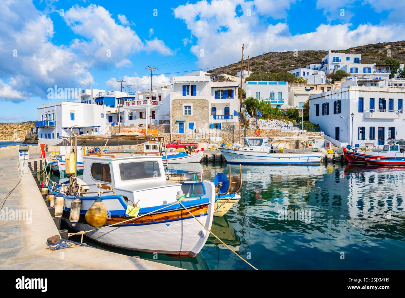 Colorate barche da pesca ancorate al porto di Katapola con case greche bianche sullo sfondo, l'isola di Amorgos, le Cicladi, la Grecia Foto Stock