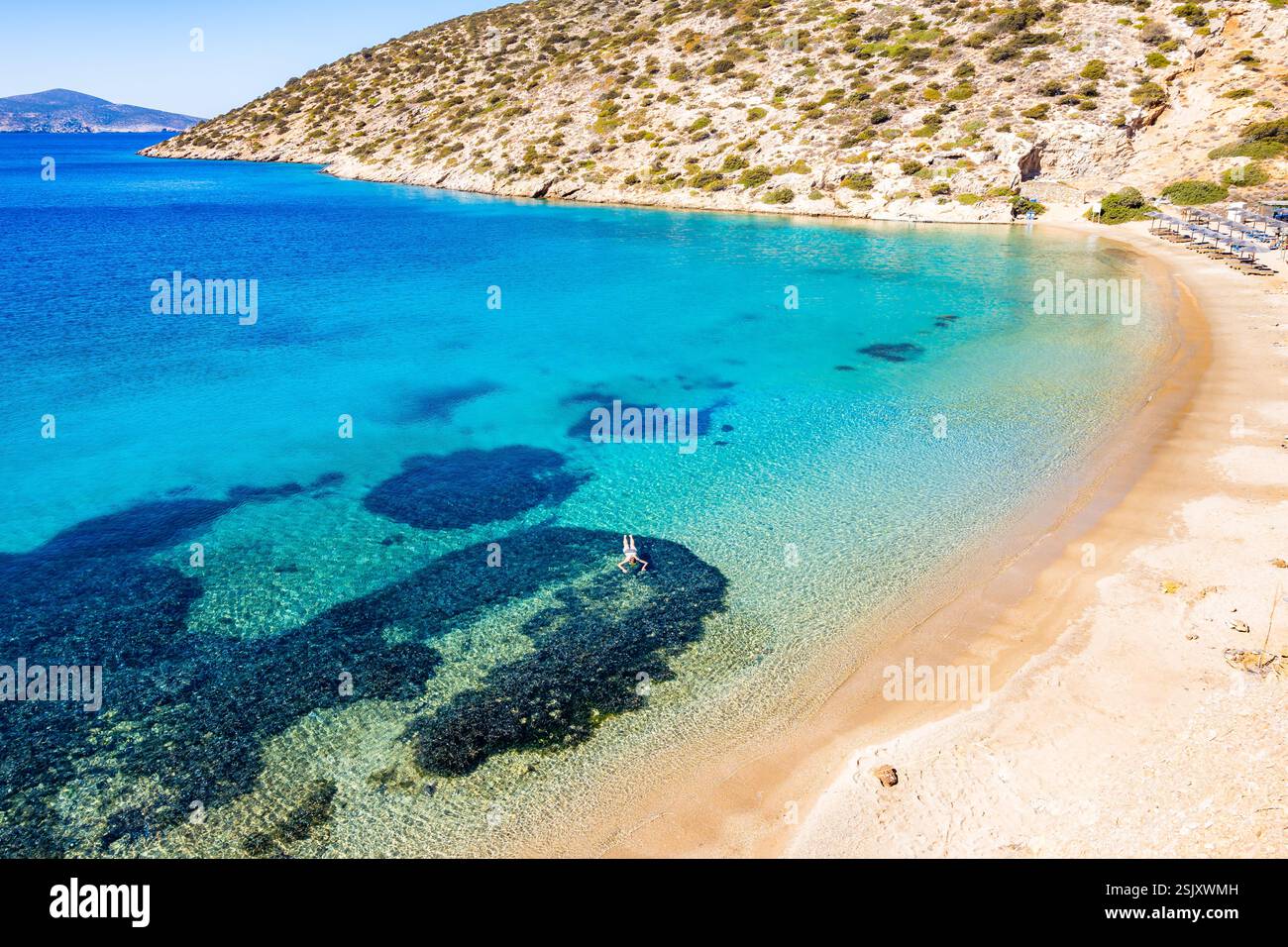 Uomo che fa snorkeling sulla spiaggia sabbiosa di Maltezi con acqua marina azzurra vicino al porto di Katapola, all'isola di Amorgos, alle Cicladi, in Grecia Foto Stock