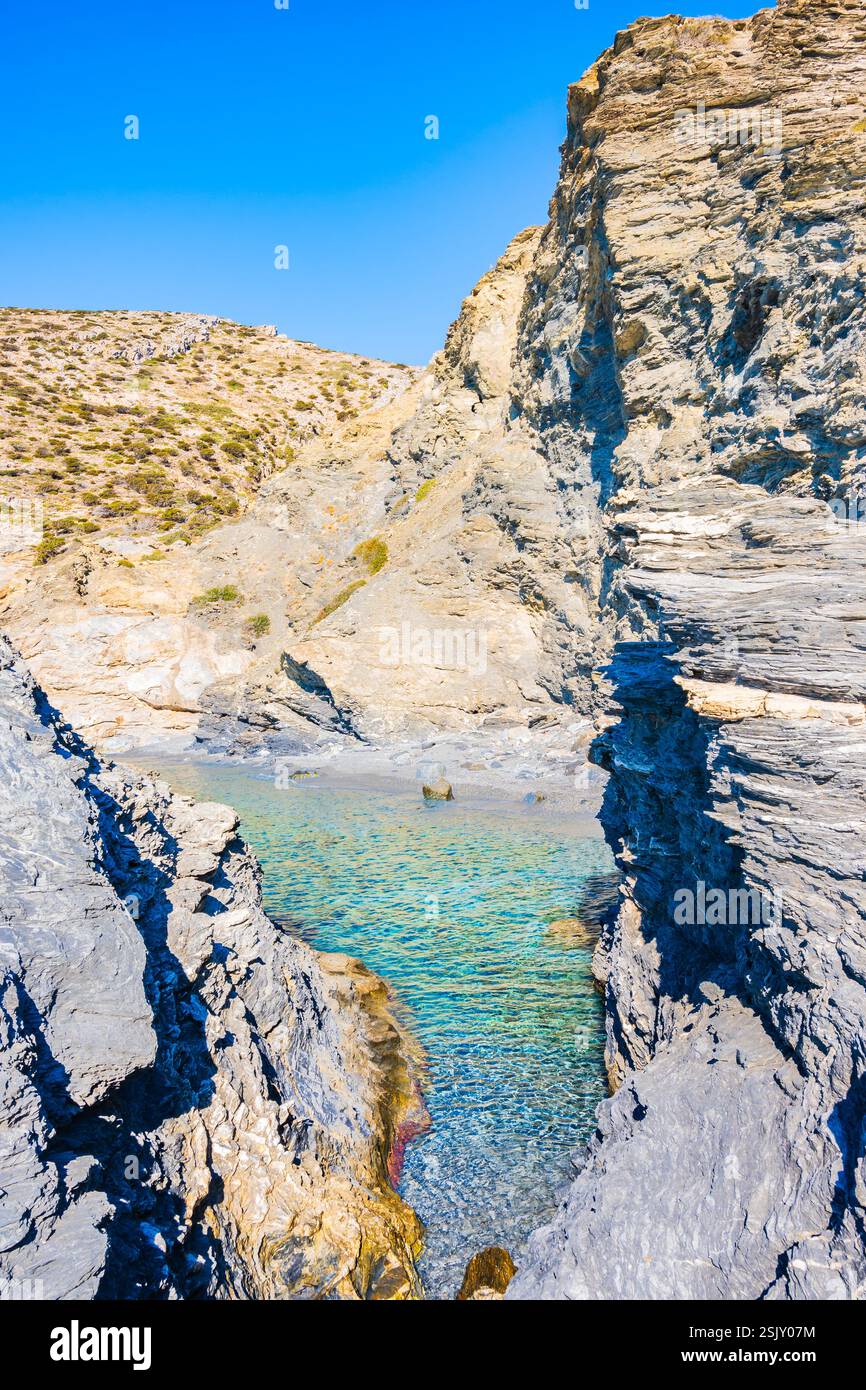 Scogli sulla spiaggia di Mouros con acque cristalline, isola di Amorgos, Cicladi, Grecia Foto Stock