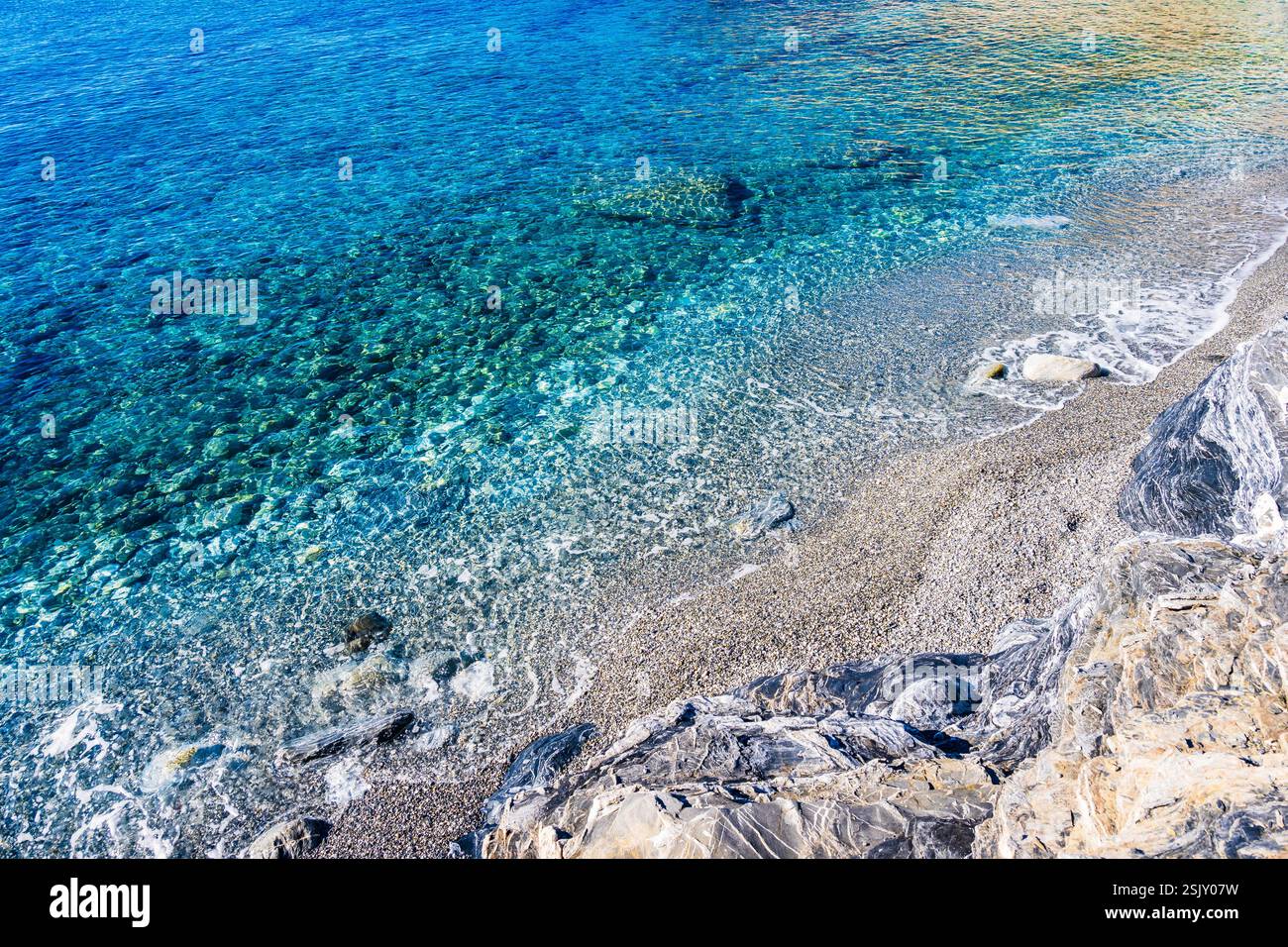 Spiaggia di Mouros con acque cristalline, isola di Amorgos, Cicladi, Grecia Foto Stock