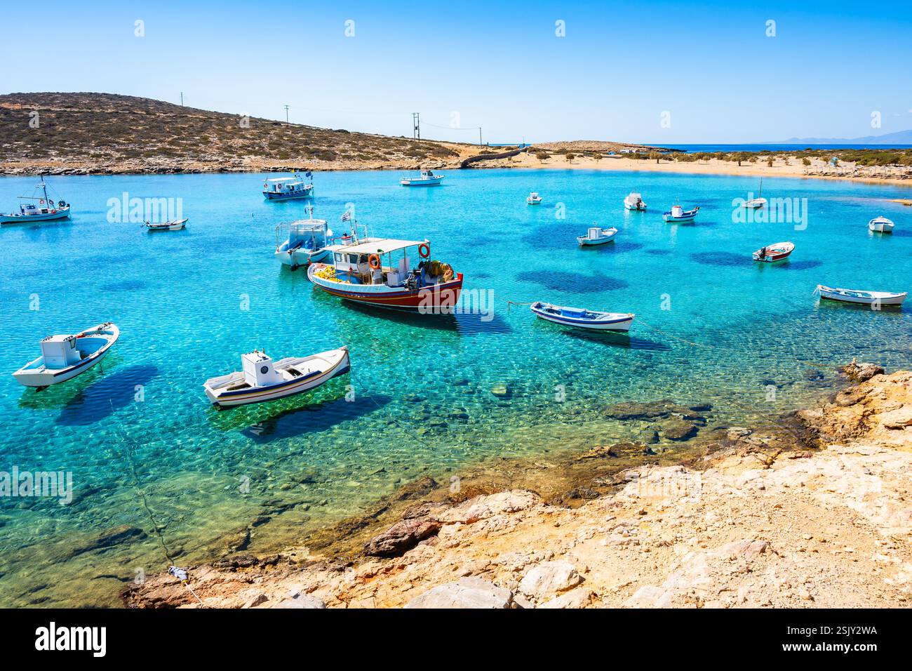 Barche nella baia marina di Kalotaritissa con splendida spiaggia sabbiosa, isola di Amorgos, Cicladi, Grecia Foto Stock