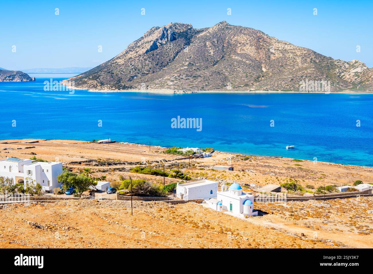 Vista dell'isola di Nikouria, del mare e del villaggio di Agios Pavlos, dell'isola di Amorgos, delle Cicladi, della Grecia Foto Stock