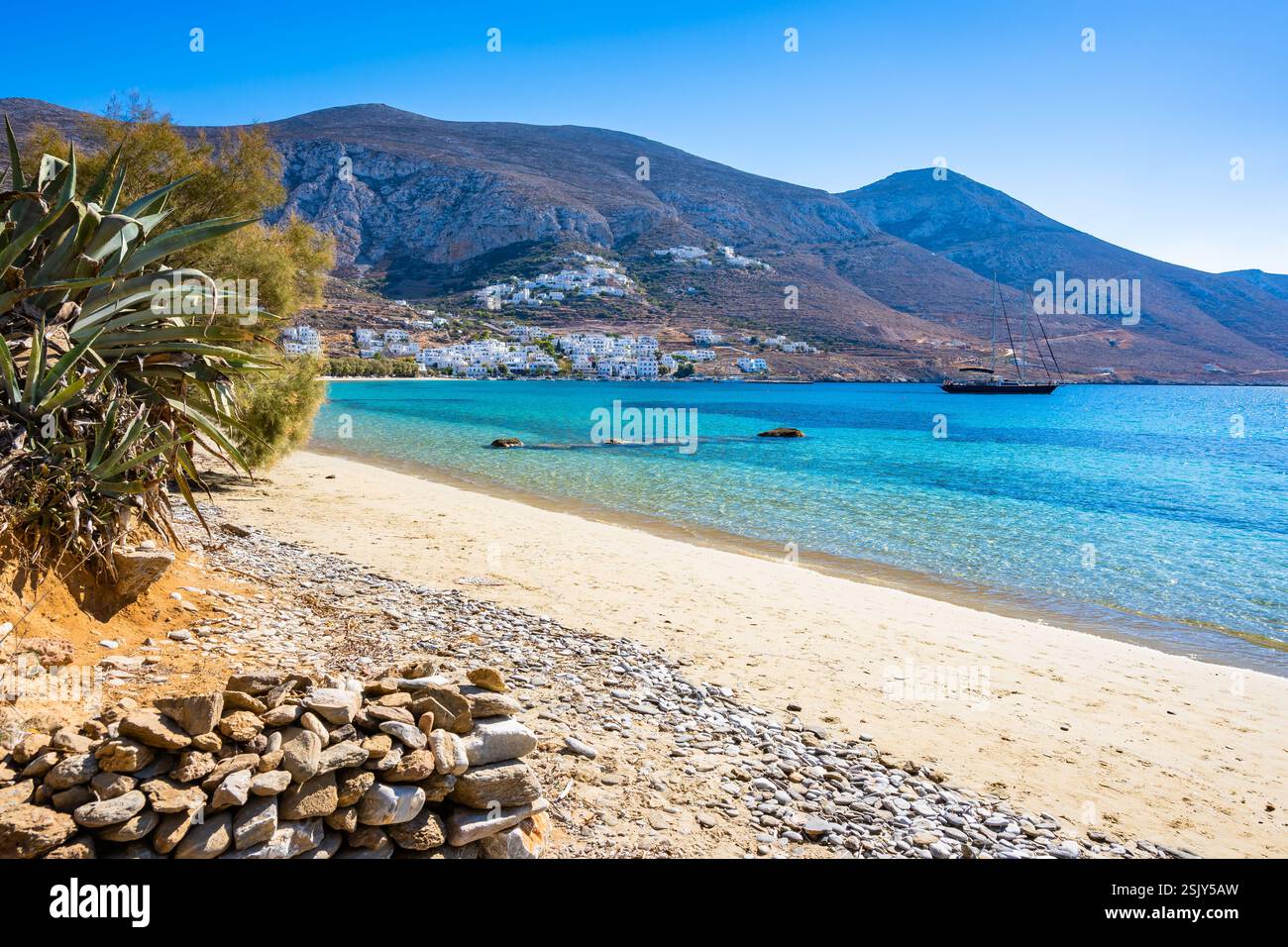 Vista dell'idilliaca spiaggia di sabbia nella baia di Aigiali (Ormos Egialis), isola di Amorgos, Cicladi, Grecia Foto Stock