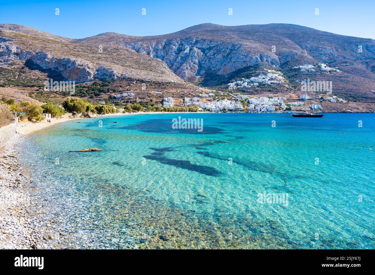 Vista dell'idilliaca spiaggia di sabbia nella baia di Aigiali (Ormos Egialis), isola di Amorgos, Cicladi, Grecia Foto Stock