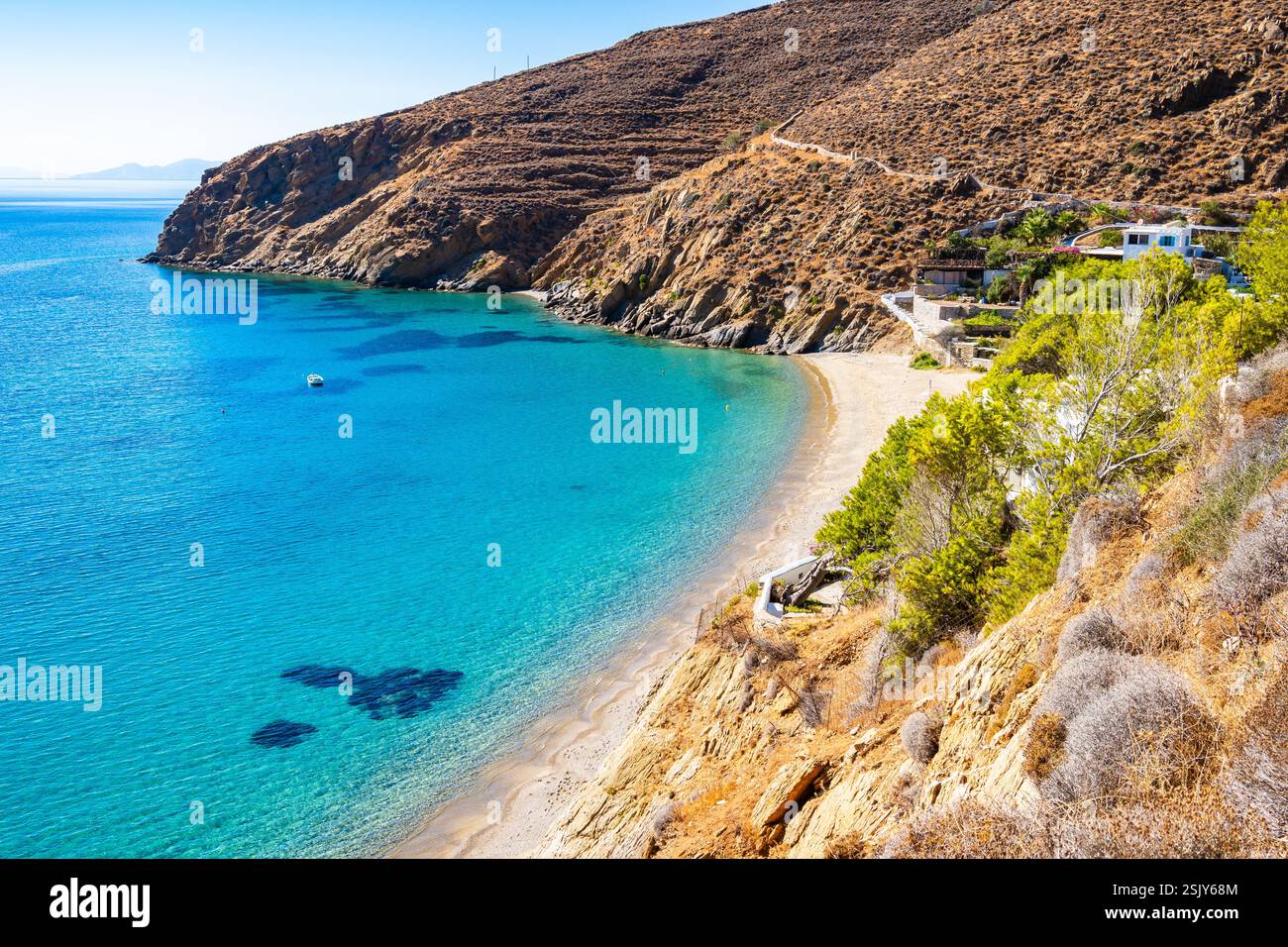 Vista dell'idilliaca spiaggia di Levrossos nella baia di Aigiali (Ormos Egialis), dell'isola di Amorgos, delle Cicladi, della Grecia Foto Stock