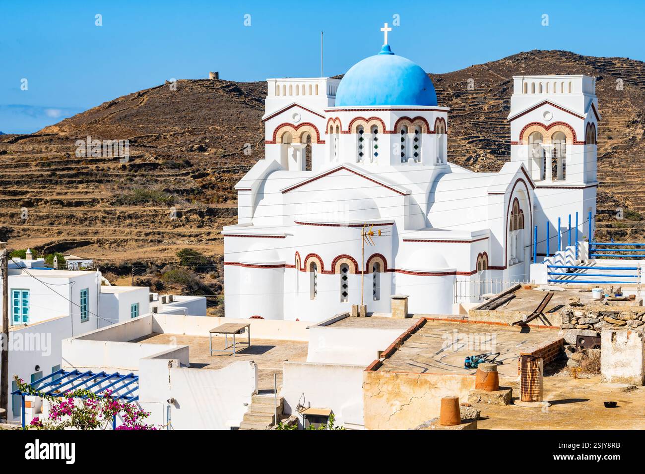 Vista della chiesa bianca nel villaggio di Tholaria, dell'isola di Amorgos, delle Cicladi, della Grecia Foto Stock