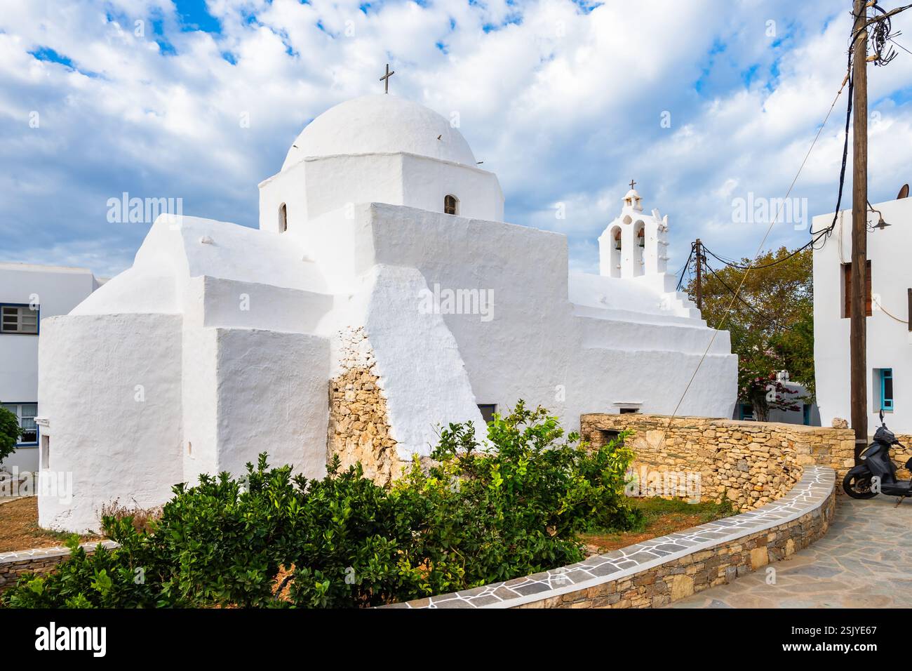 Tipica chiesa greca bianca nel villaggio di Chora, isola di Folegandros, Cicladi, Grecia Foto Stock
