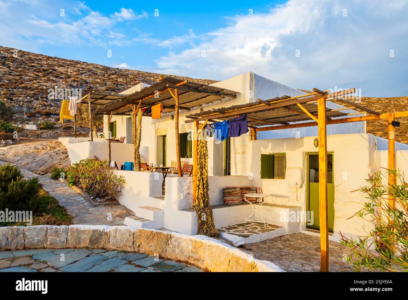 Appartamenti greci in stile tradizionale all'alba nel porto di Karavostasis, nell'isola di Folegandros, nelle Cicladi, in Grecia Foto Stock