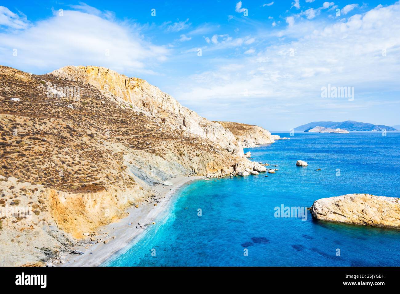 Vista della splendida spiaggia di Katergo e del mare blu dall'alta scogliera rocciosa, l'isola di Folegandros, le Cicladi, la Grecia Foto Stock