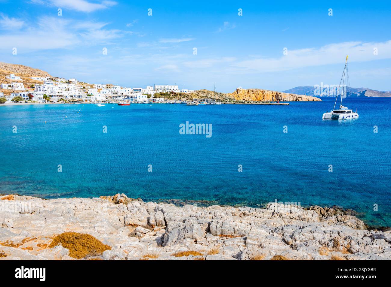 Vista del porto di Karavostasis con barche sul mare, isola di Folegandros, Cicladi, Grecia Foto Stock